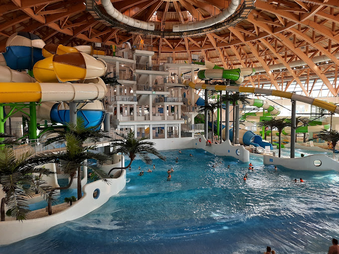 Изображение аквапарка «Аĸвамир» в г. Новосибирск для статьи на тему разработки бизнес-плана аквапарка.